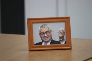 部屋に江藤社長が入室された際、真っ先に 机に置かれたのは、故・松田会長の生前の お写真でした