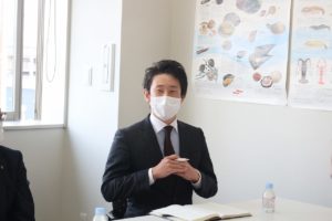 角上魚類様を担当している鈴木大陽社員。 お話を伺い、お客様がより安心してお買い物ができ る環境を、角上魚類様と一緒に作り上げていく思い がさらに深まりました。