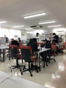 実践前に声を出す練習も兼ねての座学読合せを実施