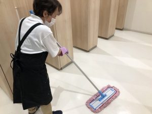 床材によって清掃道具を使 い分けながら清掃します