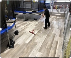 CROSPO八王子店ではオープン前清掃で床面コーティングを実施！