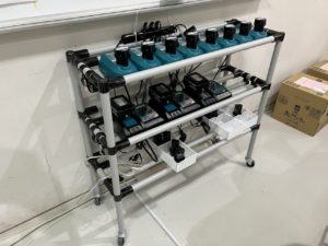 奥行きを長くし、パイプ1本で充電器を固定！