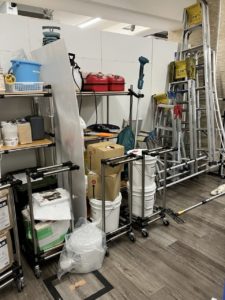 整列からは程遠い、モノが溢れてしまっている支店億！