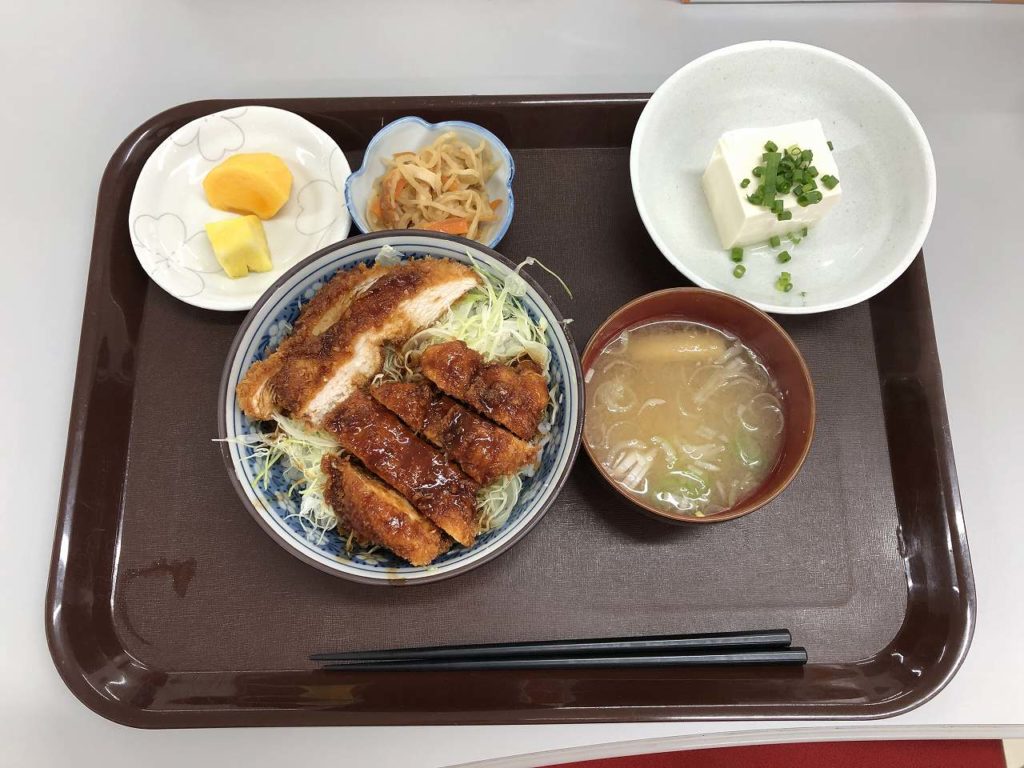 社員食堂本日メニューはソースカツ丼！です