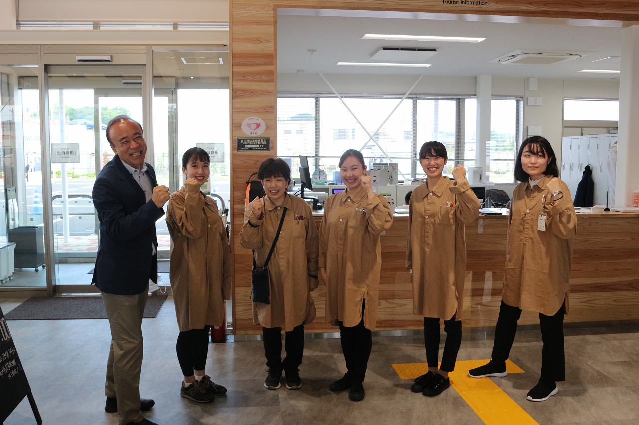 最高の笑顔でご対応します！宮本館長とyot-tokoさわやか社員さん！