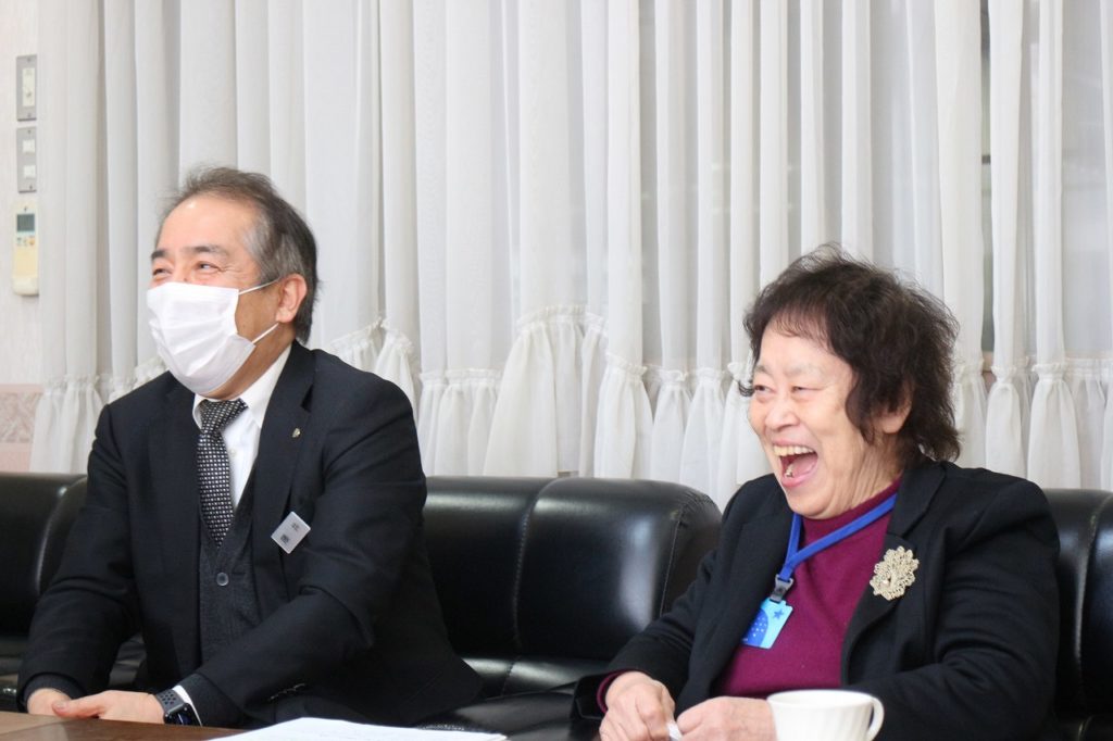 佐藤栄太郎理事長の思い出話に花が咲きます。田中理事長と藤井教頭先生の お二人の笑顔が、その求心力を物語っています