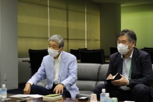 酒巻会長の実践に裏付けられた経験談に引き込まれる関根社長と樋田本部長。