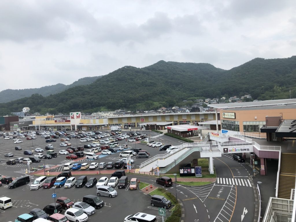 栃木県足利市唯一の映画館、ファッション、雑貨、サービス、グルメなど魅力的な専門店 が集う、大型ショッピングモールです。お子様からシニアまでお楽しみ頂けます。