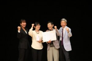 第30期さわやかフォーラム最優秀現場賞。 　堤幸子さんと井川悦子さん。働く喜びが溢れています。