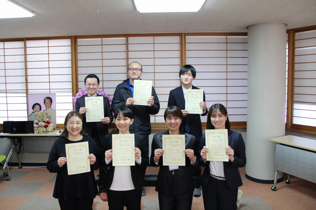 新日本グループ５Sインストラクター養成講座第12期研修、修了証書を受理した7名の受講生たち、SMILE～！