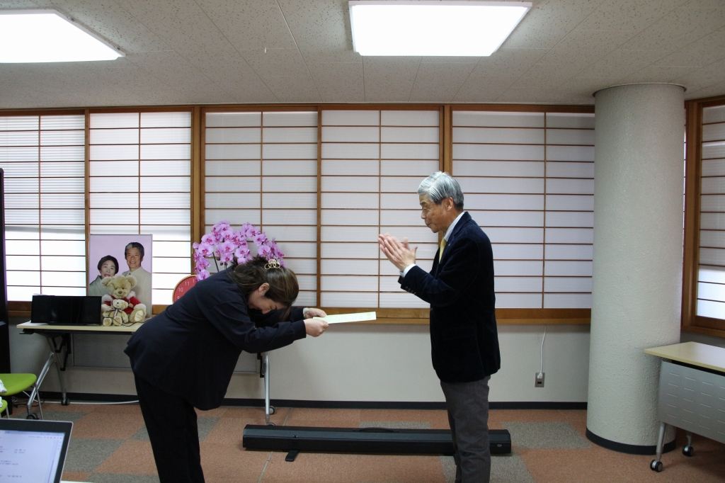 修了証書受理の片柳さん！書庫のカイゼン頑張ってください!!