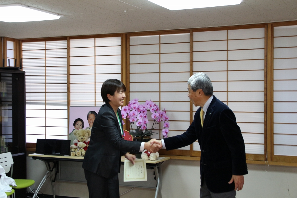 会長とガッツリ握手で、笑顔がこぼれる浦澤さん！