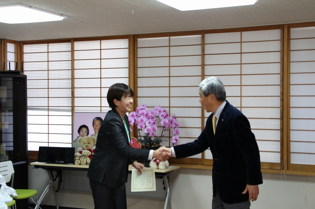 会長とガッツリ握手で、笑顔がこぼれる浦澤さん!