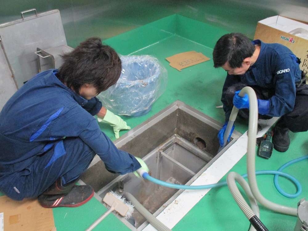 熟練スタッフによるグリストラップ清掃(石鹼水化工法)