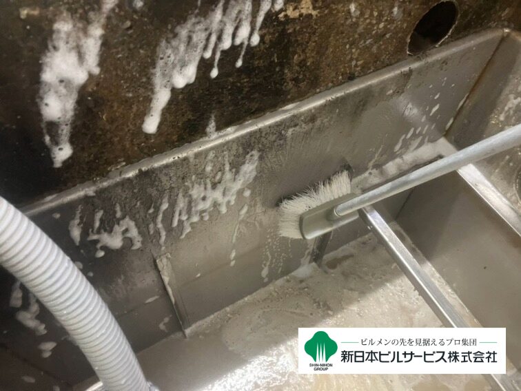石鹸水化工法によって油脂と洗剤が反応し、泡状に変化しているグリストラップ内部の様子