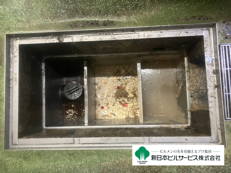 グリストラップの点検・清掃作業のためにフタを開けて内部を確認します。