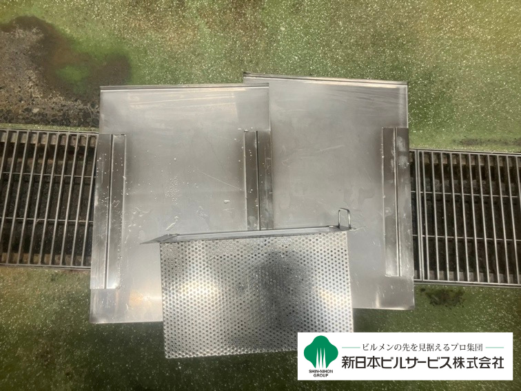 グリストラップ石鹼水化工法清掃では蓋やバスケットもピカピカに磨いて仕上げます。