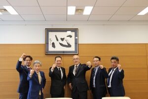ワタキューグループの社是である「心」を前に、立林社長、渡辺本部長を囲んで生涯青春! !