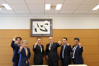 ワタキューグループの社是である「心」を前に、立林社長、渡辺本部長を囲んで生涯青春! !