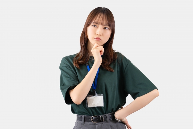 清掃業務の見直しを検討する施設管理担当者のイメージ