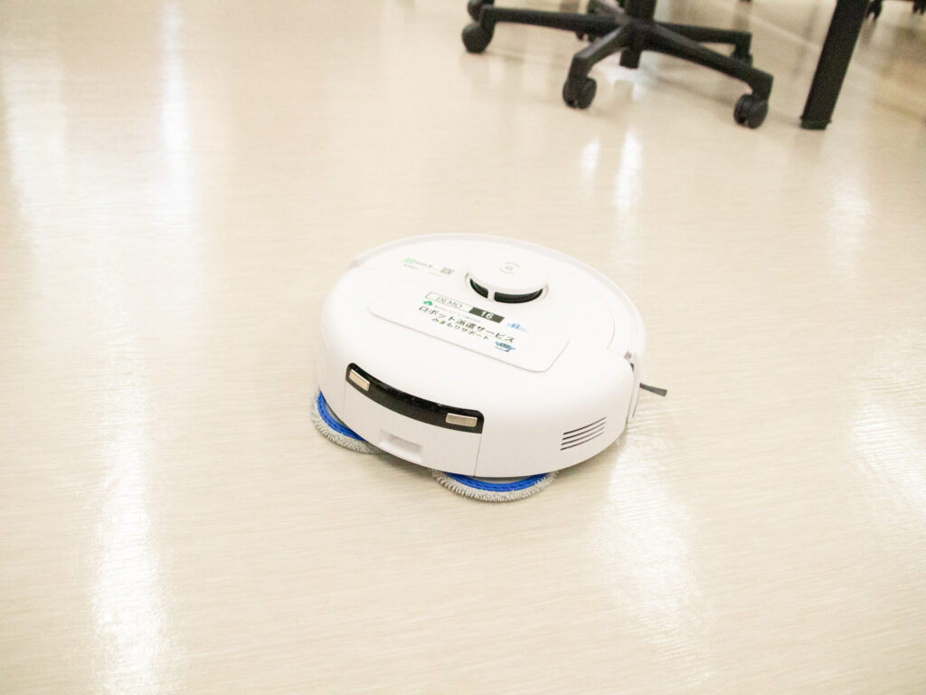 DEEBOT mini が障害物の多い道を清掃する様子(スリム筐体)