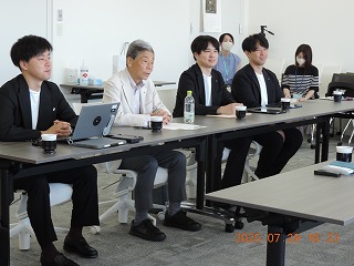 花岡会長が厚済会に入職されてから17年間の歴史に聴き入ります。 　（左から関根取締役、関根社長、中山支店長、山下主任）
