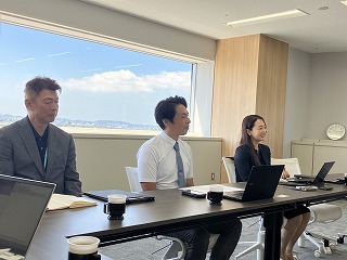 花岡会長を支える、、鎮目事務長（央）、貝澤部長（左）