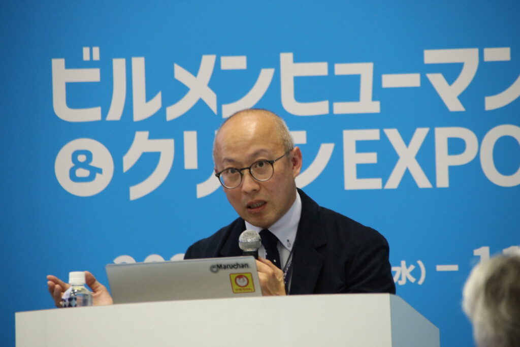 新日本ビルサービスDX推進部 担当部長・岡村将志が、清掃ロボット導入のつまずきと成功パターンを事例とともに解説している様子