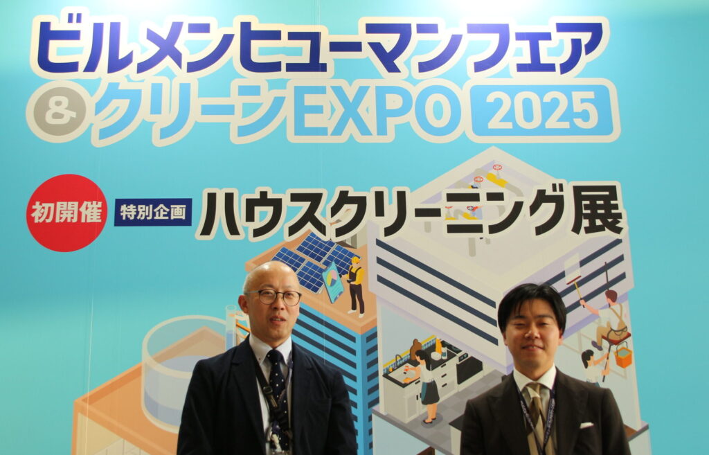 ビルメンヒューマンフェア&クリーンEXPO 2025で講演する新日本ビルサービスDX推進部の関根陽太郎・岡村将志のツーショット写真(清掃ロボット導入セミナー)
