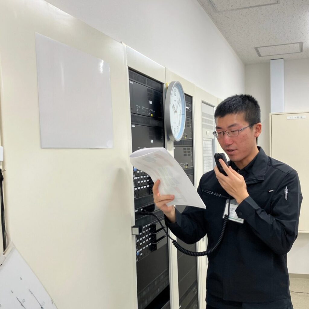 新日本ビルサービス社員の設備管理の仕事中の写真