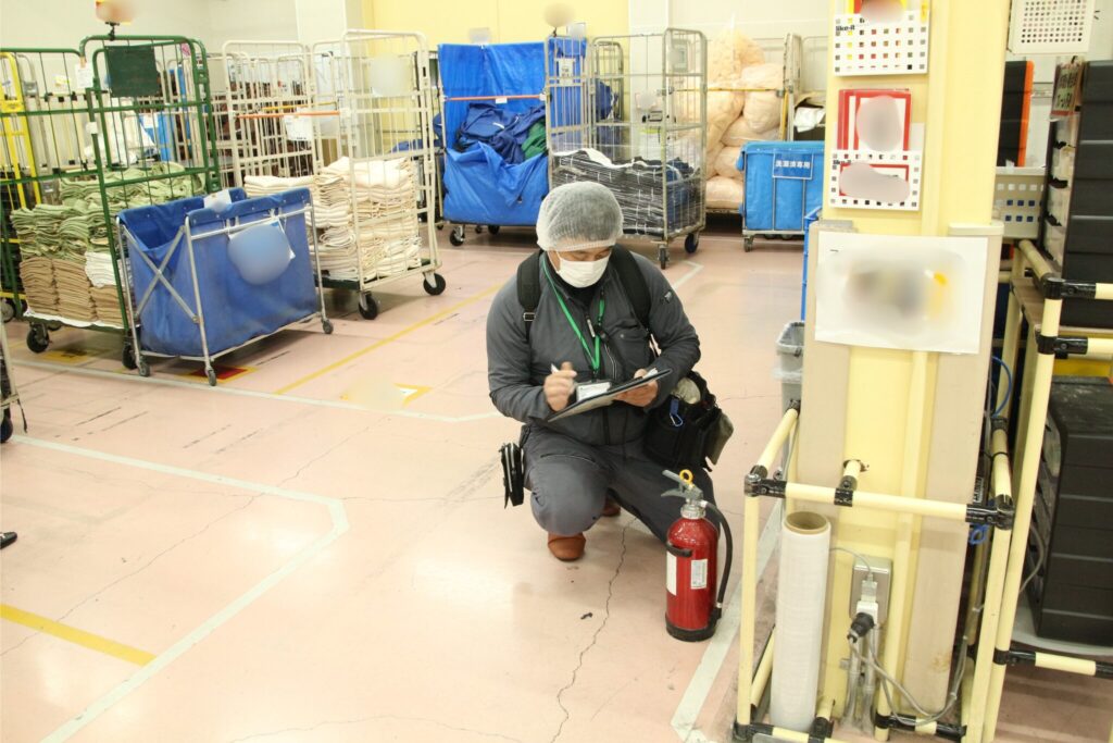 消火器の機器点検を行う社員