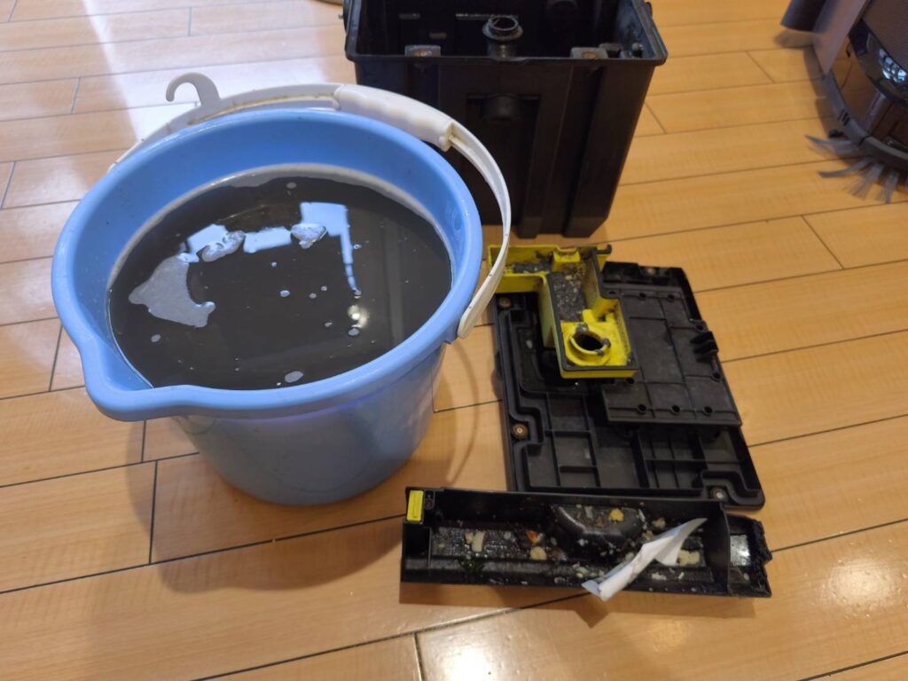 3時間の稼働で回収した汚水とごみ。目に見えにくい床汚れも、除塵・水拭き清掃によって回収されています。