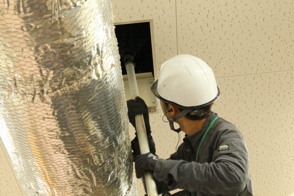 熱感知器の点検を行う社員