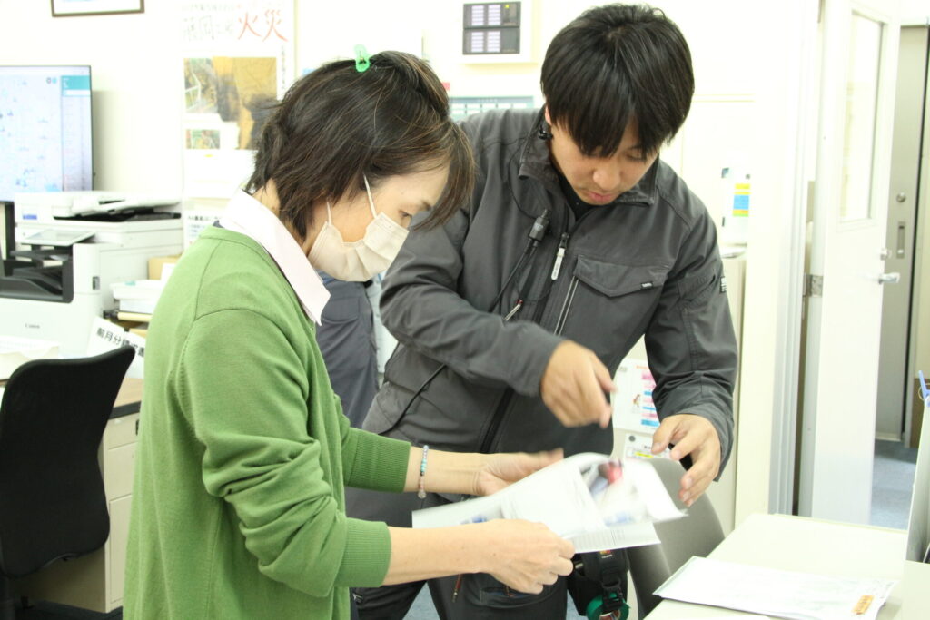 機器点検を終え、点検結果をお伝えする社員