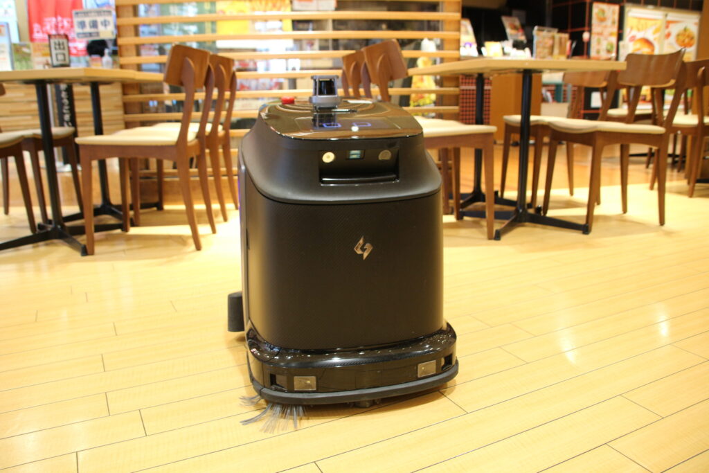 ワカバウォーク内フードコートで稼働する業務用清掃ロボットのファンタス（Phantas）