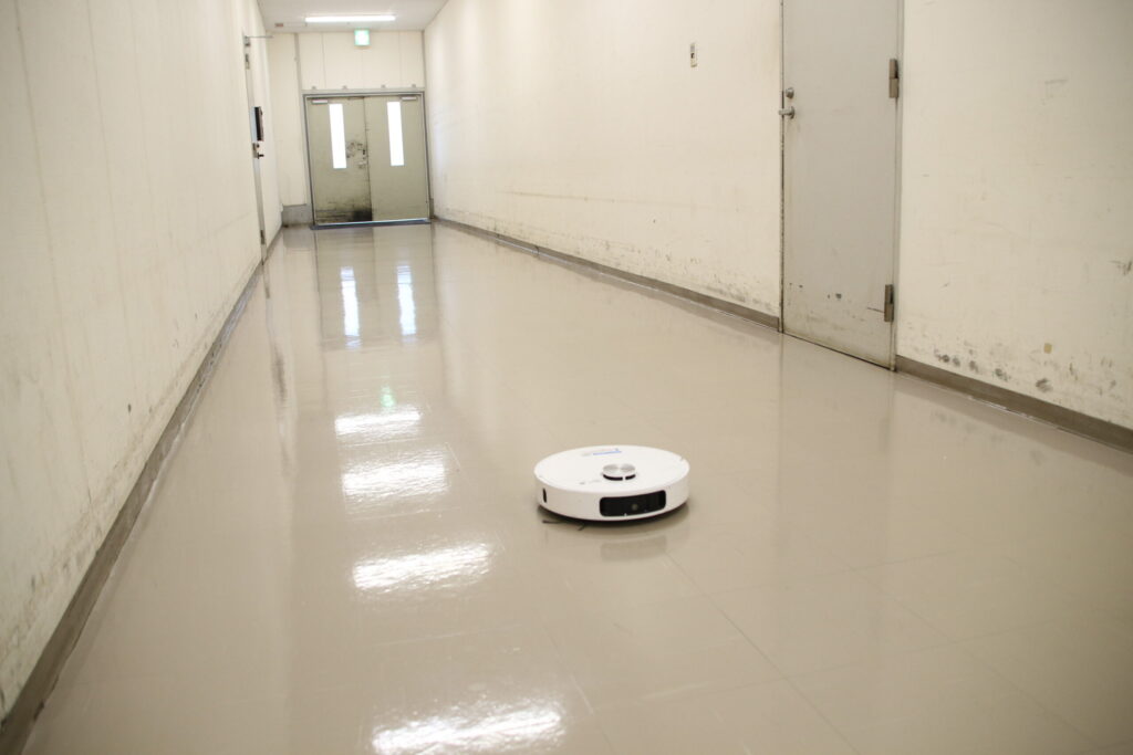 ワカバウォークさまでは、フードコートの中型機に加え、バックヤードで小型清掃ロボットを活用していただいております。