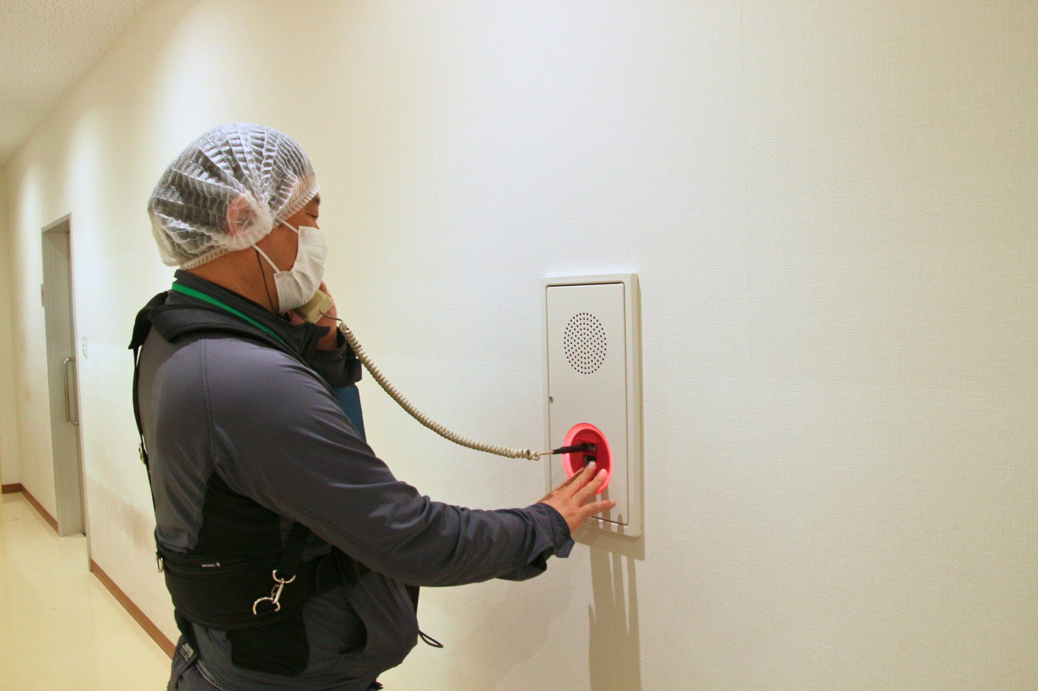 発信機の機器点検を行う社員