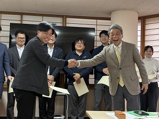 新日本グループ5Sインストラクター養成講座第14期研修11講 修了証書授与式　修了書を手に関根会長とガッツリ握手！