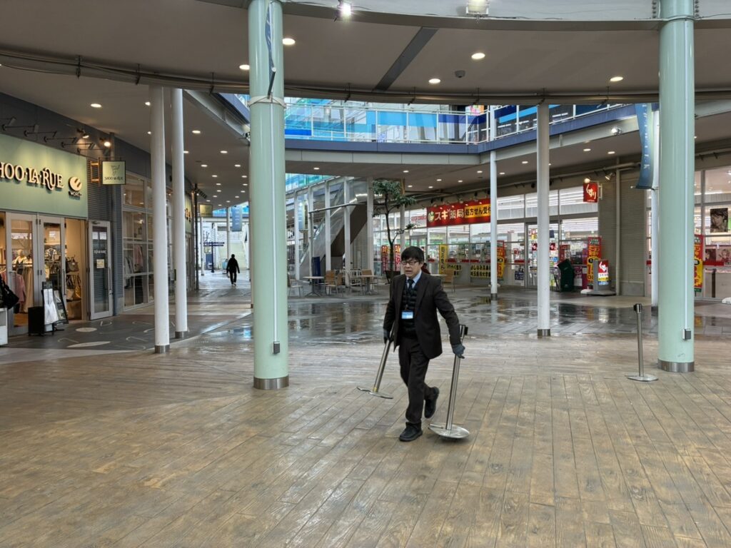 ワカバウォークを快適に過ごしていただくため、美観維持に努める新日本ビルサービスの社員