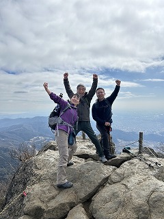 社内報№110 社長メッセージ 日本百名山・筑波山女体山山頂でガッツポーズ! !「てっぺん、やった～！」