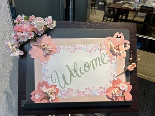 東京本部入口、春のWelcomeボード！
