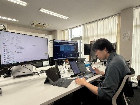 清掃ロボット導入後の遠隔見守りを行うスタッフ