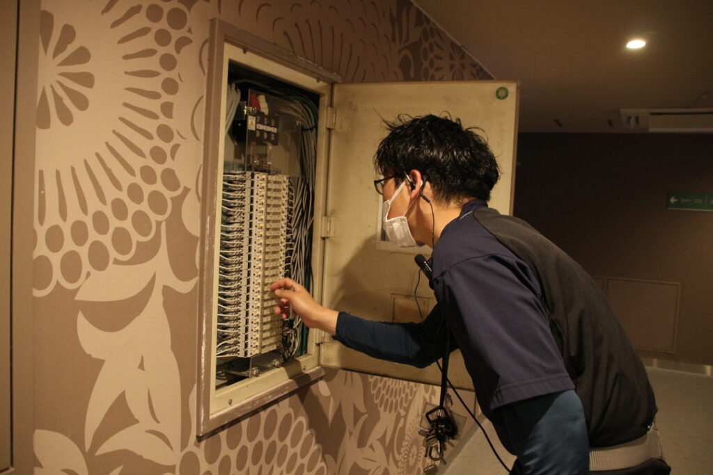 宿泊施設のブレーカーを点検している様子