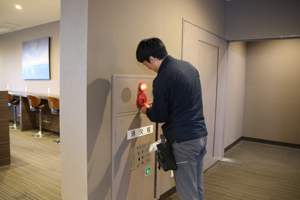 屋内消火栓設備の点検の様子