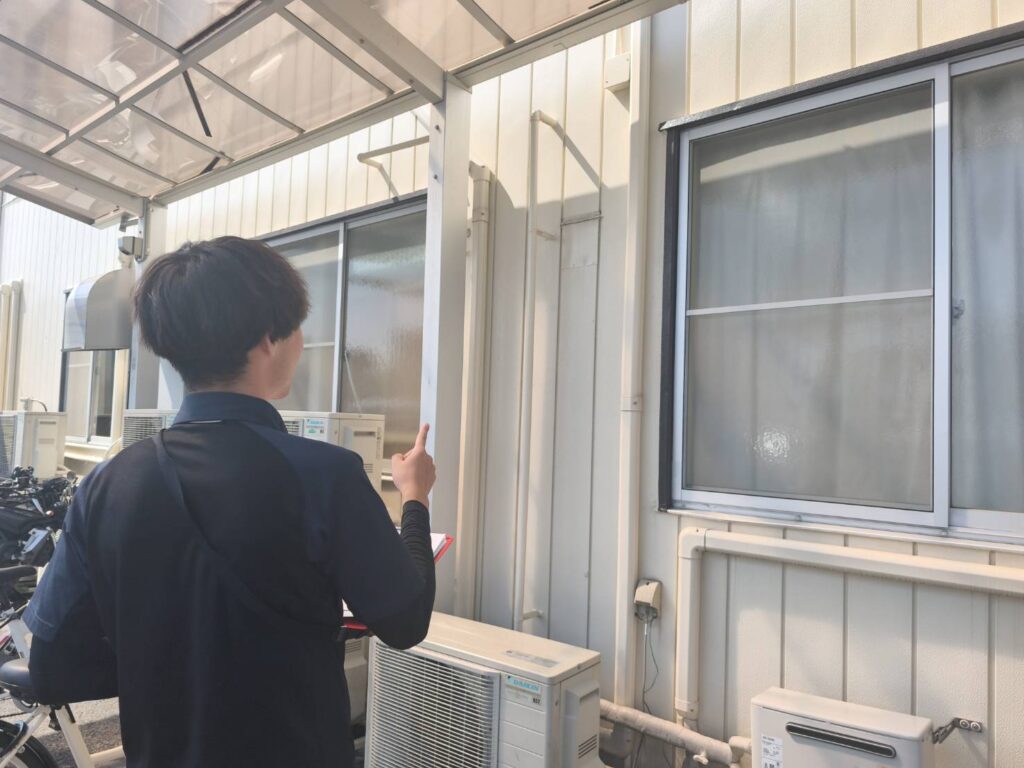特定建築物定期検査にて外壁の確認を行っている様子