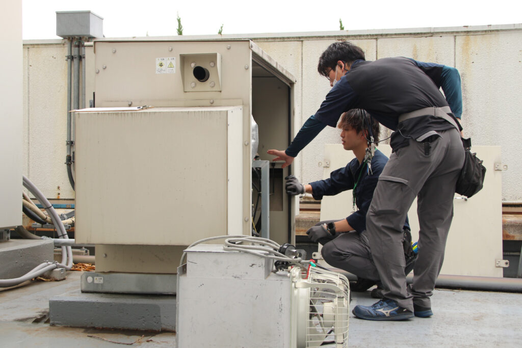 非常用発電機の点検を行う様子