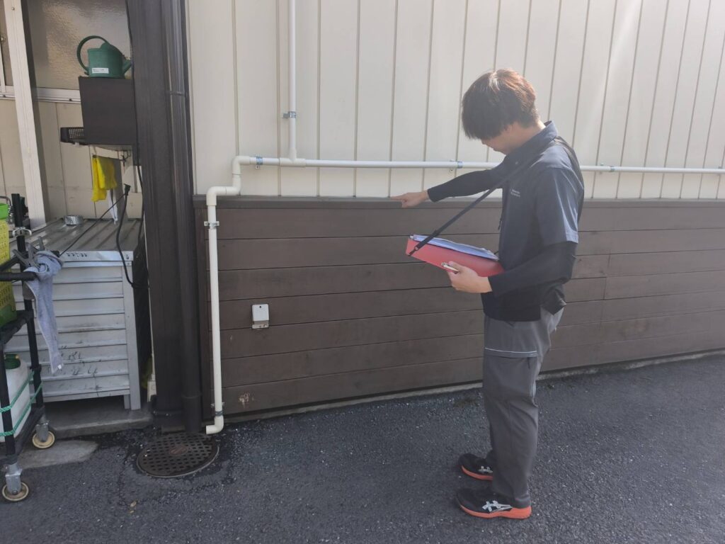 特定建築物定期検査にて外壁の確認を行っている様子